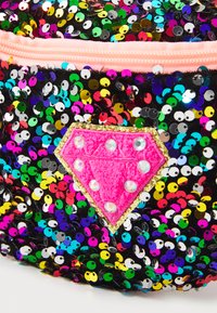 Πουγκί με παγιέτες, διακοσμημένο με πολύχρωμες παγιέτες σε μαύρο φόντο, με ροζ διαμαντένιο μοτίβο και στολισμένο με κρύσταλλα.