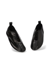 Zapatos negros de cuero con una textura suave, forma redondeada y abertura elástica. Cuenta con una etiqueta en el dorso para facilitar su uso.