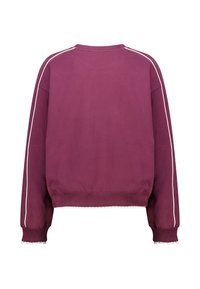 Viininpunainen collegepaita valkoisilla sivuraitoja, resorilla varustettu pääntie ja helma. Pehmeää kangasta, lyhyt malli, jossa teksturoidut pitsikoristeet hihojen resoreissa.