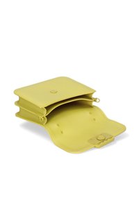 Pochette gialla in pelle con una texture liscia, chiusura a scatto e tre scomparti. Gli angoli stondati e il design minimalista migliorano la funzionalità.