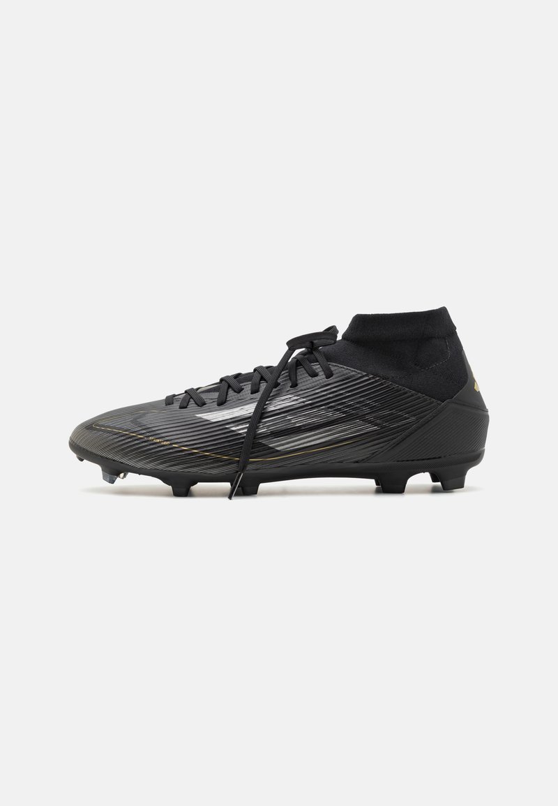 Zwarte voetbalschoenen met een gestructureerde bovenkant, gouden accenten en een vetersluiting. Beschikt over een hoge enkelsok en gevormde plastic noppen voor grip.