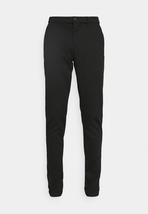 Schwarze Hose mit klassischem Schnitt, Fronttaschen, Reißverschluss und Knopfverschluss. Aus glattem Stoff mit leichtem Glanz gefertigt.