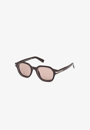 Gafas de sol de plástico marrón con un diseño angular, lentes tintados y acentos plateados en las varillas. Las patillas texturizadas mejoran el agarre.