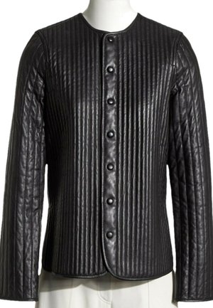 Chaqueta de cuero negro con costuras acolchadas verticales y cuello redondo, con una fila frontal de botones a presión negros.