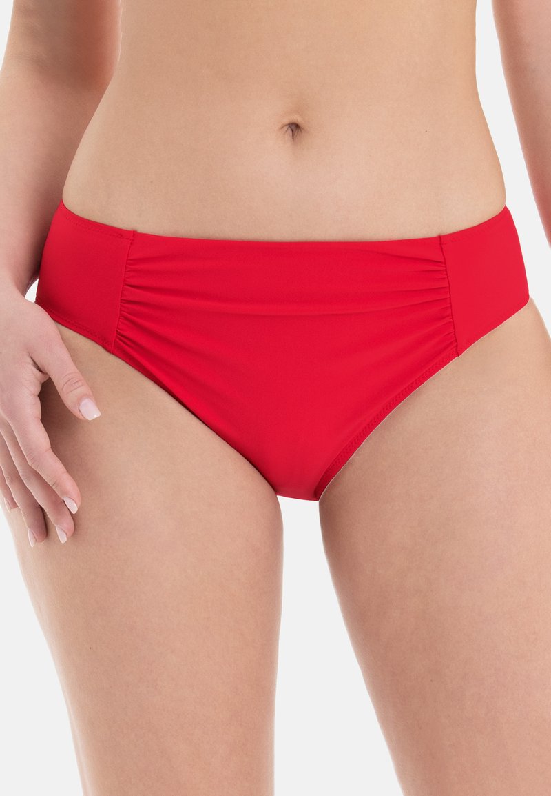 Roter Bikiniunterteil mit gerafftem seitlichem Detail, glatter Textur und elastischem Taillenbund für angenehmen Tragekomfort. Keine Muster oder zusätzlichen Beschläge.