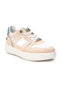 Zapatilla de gamuza beige con acentos blancos, punta texturizada, cordones blancos y detalle en el talón de color verde claro. Presenta un diseño cosido y suela de goma.