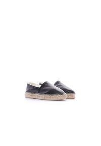 Espadrillas in pelle nera con suola in juta intrecciata, caratterizzate da un design slip-on e punta tonda. Texture liscia con minimi dettagli di cucitura.