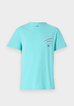 Lichtblauw katoenen T-shirt met korte mouwen. Heeft een klein logo in zwart-wit op de linkerkant van de borst en een logo-accent op de mouw.