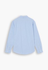 Chemise bleu clair à manches longues avec boutons, vue de dos avec col et poignets boutonnés sur fond blanc.
