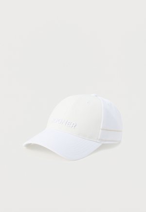 Witte baseballpet met een gebogen klep en een subtiele, verdiept aangebrachte merknaam in het midden van het voorpaneel.