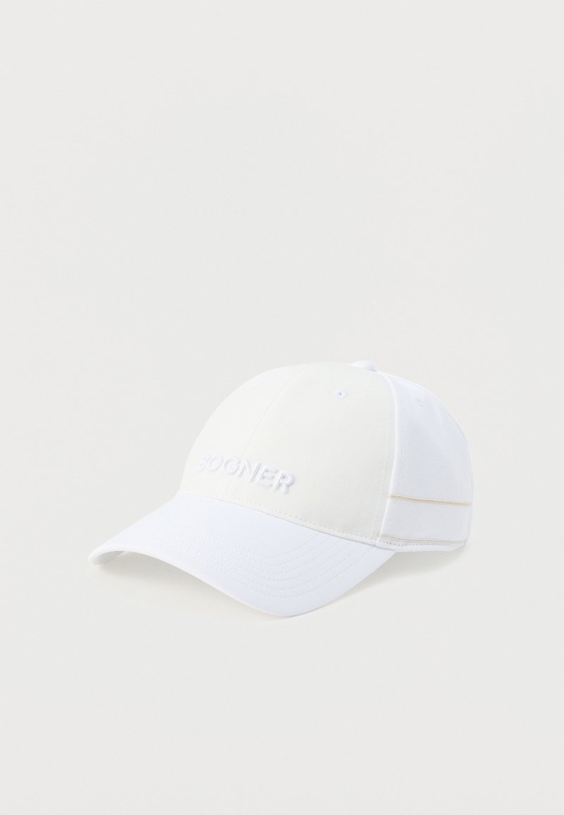 Λευκό καπέλο μπέιζμπολ με κυρτό γείσο και διακριτικό ανάγλυφο όνομα της μάρκας στο κέντρο του μπροστινού πάνελ.