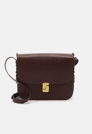 Hnedá textúrovaná crossbody taška so zlatým kováním, s preklopným uzáverom a tenkým nastaviteľným popruhom. Výrazné bočné nitovanie pre detaily.