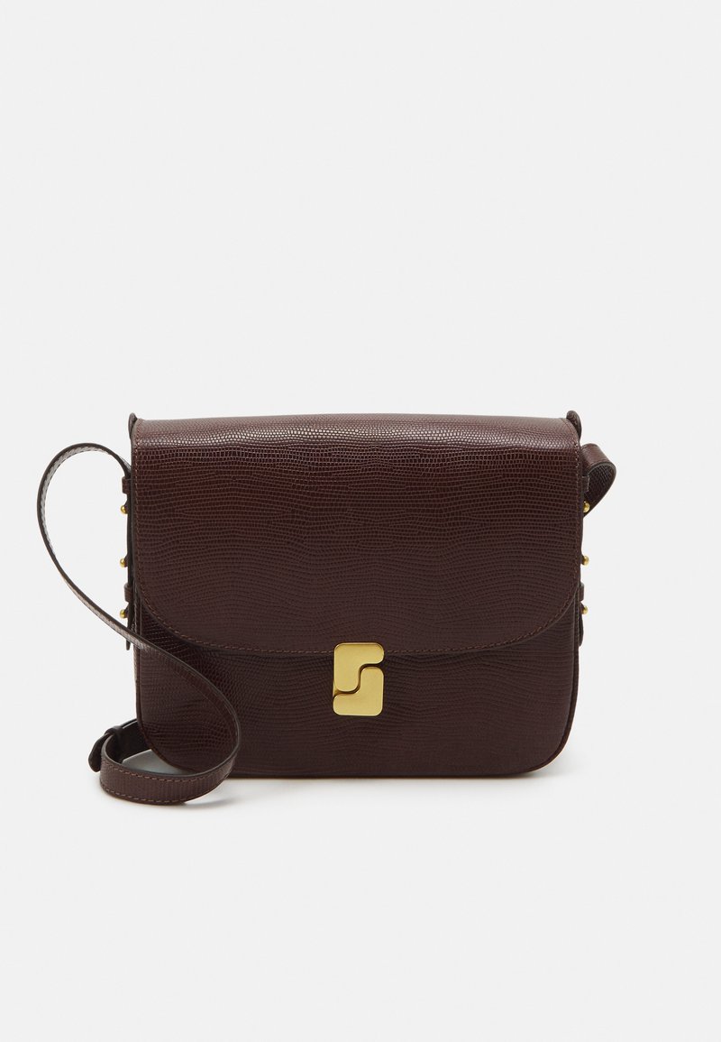 Geantă crossbody texturată maro cu detalii din aur, având un închizător tip clapetă și o curea subțire, ajustabilă. Elemente laterale notabile pentru detalii.