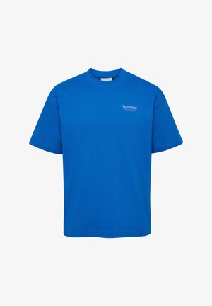 Blå bomullströja med korta ärmar, rund hals och en liten vit "hummel"-logga på vänster bröst. Slät textur, enkel design.