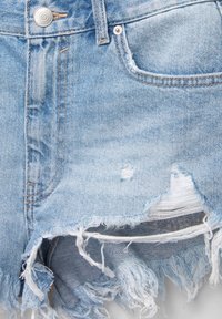 Shorts en denim bleu clair, présentant des zones usées, des ourlets effilochés et un style à cinq poches avec quincaillerie en métal et coutures contrastées.