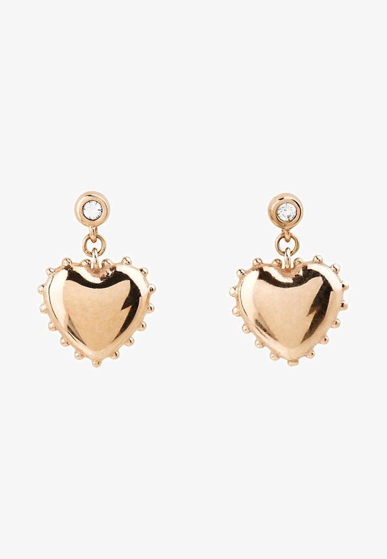 Boucles d'oreilles pendantes en forme de cœur dorées, avec de petites pierres rondes claires sur les clous et des bords texturés autour des cœurs.