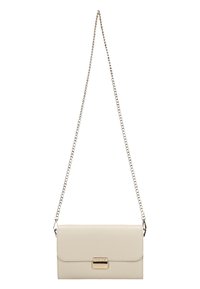 Béžová kožená kabelka přes tělo s sklápěcím víkem, zlatými kovovými prvky a řetízkovým páskem. Texturovaný povrch s jemným detailem značky.