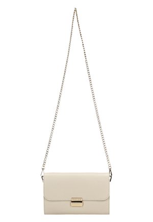 Beige Leder Umhängetasche mit einem umschlagbaren Deckel, goldenen Beschlägen und einer Kettenriemen. Strukturiert Oberfläche mit subtilen Brandingdetails.