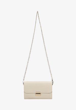 Béžová kožená kabelka přes tělo s sklápěcím víkem, zlatými kovovými prvky a řetízkovým páskem. Texturovaný povrch s jemným detailem značky.
