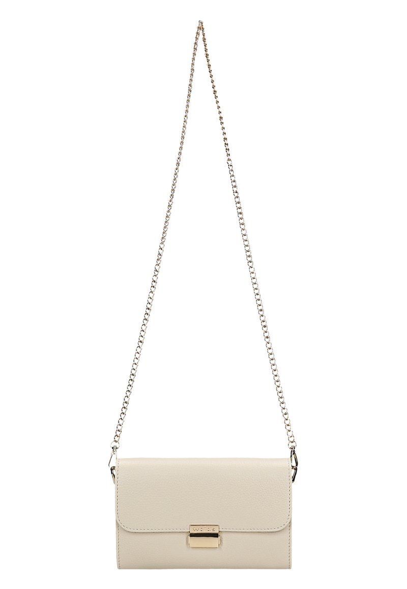 Béžová kožená kabelka přes tělo s sklápěcím víkem, zlatými kovovými prvky a řetízkovým páskem. Texturovaný povrch s jemným detailem značky.