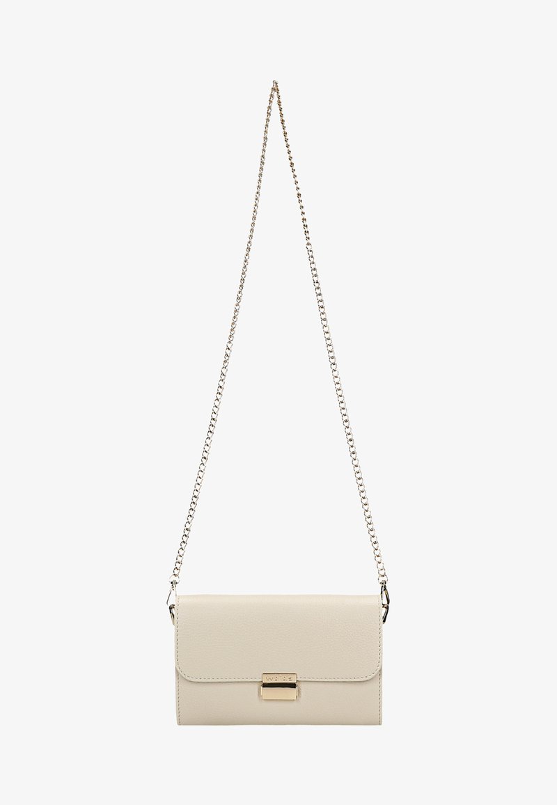 Borsa a tracolla in pelle beige con pattina a ribalta, accessori in oro e tracolla a catena. Superficie testurizzata con un sottile dettaglio di branding.