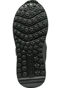 Suela de zapato de goma negra con superficie texturizada que presenta patrones circulares y estrellados, y marca "GEOX" cerca del talón.