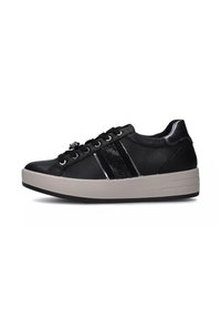 Sneaker in pelle nera con accenti neri testurizzati, lacci piatti, suola grigia chunky e dettagli in metallo argentato, caratterizzata da due strisce parallele.
