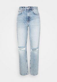Jeans di denim azzurro chiaro a vita alta, con strappi alle ginocchia, gamba dritta e orli leggermente sfrangiati.