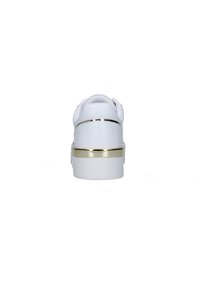 Sneaker bianco dal design elegante, con una fascia d'accento dorata attorno al sottopiede. Materiale liscio e forma arrotondata.