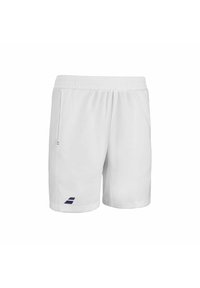 Pantalones cortos deportivos blancos con una cintura elástica, dos bolsillos laterales y un acento de logo azul marino en la parte inferior izquierda. Textura de tela suave.
