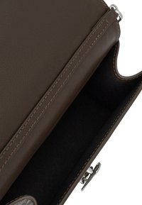 Borsa in pelle marrone con una texture liscia, dotata di una chiusura in metallo argentato, dettagli di cucitura sottili e una fodera interna scura.