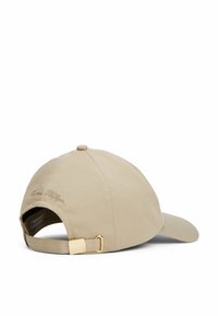 Cappellino da baseball beige con visiera curva, realizzato in tessuto, dotato di una strap regolabile con una fibbia dorata e dettagli del logo ricamato.