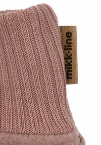 Gestrickte rosa Wollsocke mit geripptem Muster und einer weichen, filzartigen Basis. Enthält ein beigefarbenes Stoffetikett mit "mikk-line" in dunkler Schrift.