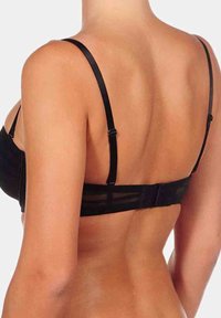 Sujetador negro hecho de una tela suave, con tirantes ajustables y un cierre de gancho y ojal en la parte posterior, con un sutil detalle texturizado.