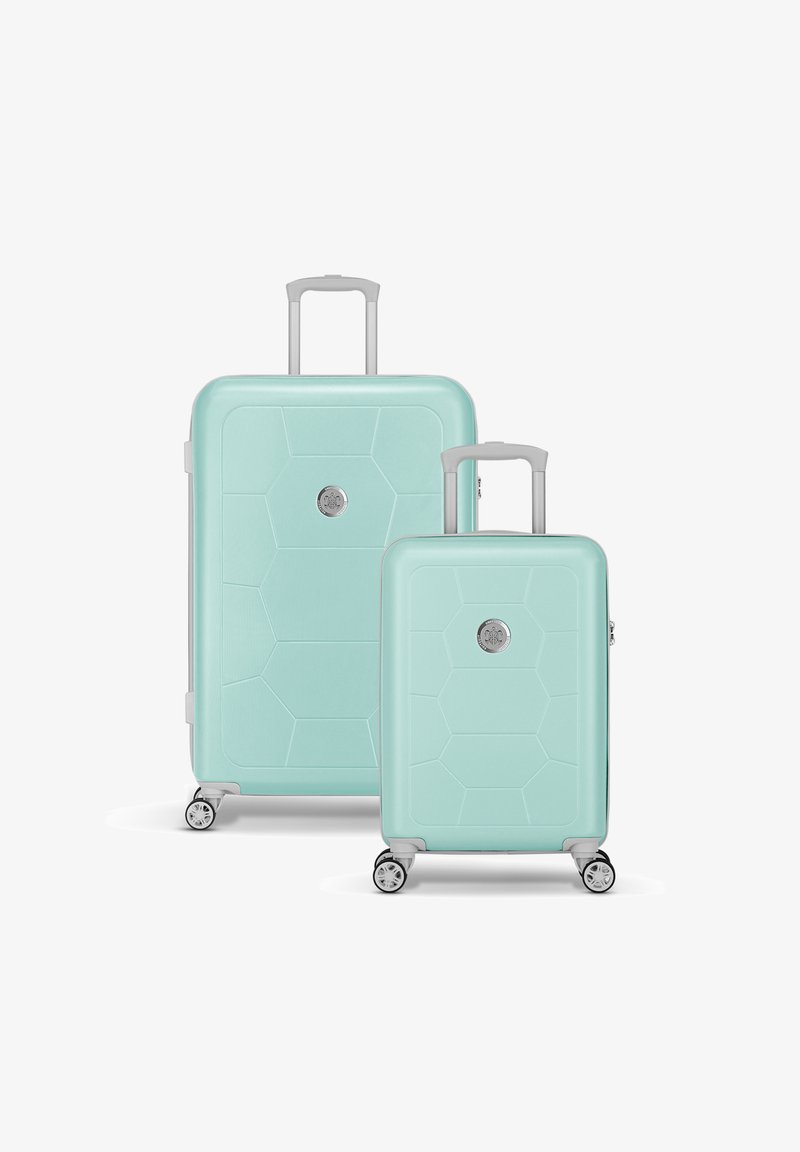 Aqua hardshell kofferset met een hexagoon patroon, een gladde textuur, zilveren accenten en vier wielen voor mobiliteit.