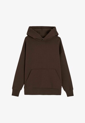 Brązowa bluza z kapturem z długimi rękawami, przednią kieszenią kangurka oraz prążkowanymi mankietami i dołem, na jednolitym białym tle.