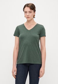 Grøn v-hals t-shirt i blødt stof med korte ærmer og tre dekorative knapper på venstre skulder. Lige nederkant, afslappet pasform.