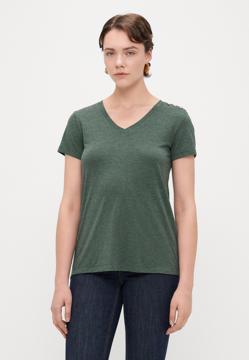 Grøn v-hals t-shirt i blødt stof med korte ærmer og tre dekorative knapper på venstre skulder. Lige nederkant, afslappet pasform.