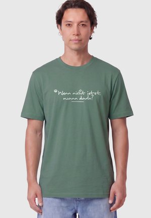 watapparel, WENN NICHT JETZT WANN DANN UNISEX - T-shirt print - green bay