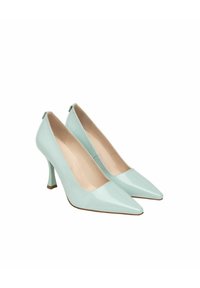 Décolleté a punta in vernice lucida azzurro chiaro con tacchi stiletto sottili e una morbida fodera interna color nude.
