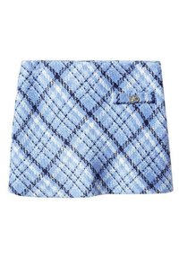 Jupe mini en tweed bleu présentant un motif écossais en bleu clair, bleu foncé et blanc, avec une poche latérale et un accent de bouton métallique.