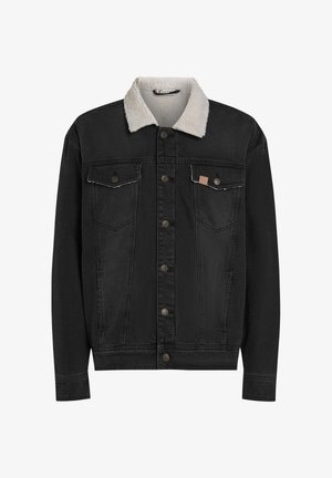 Zwarte spijkerjack met witte sherpa-kraag, knopenfrontsluiting en twee knoop-flap borstzakken, weergegeven op een witte achtergrond.