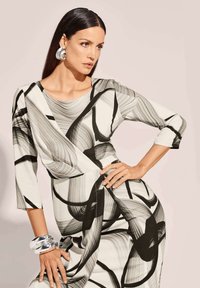 Schwarz-weiß gemustertes Kleid mit langen Ärmeln und Wickeldesign, gefertigt aus glattem Stoff mit fließenden abstrakten Kurven und Linien.