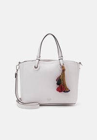 Biała skórzana torebka z podwójnymi uchwytami i odpinanym paskiem na ramię, ozdobiona wielokolorowymi frędzlami zawieszonymi na jednym z uchwytów.