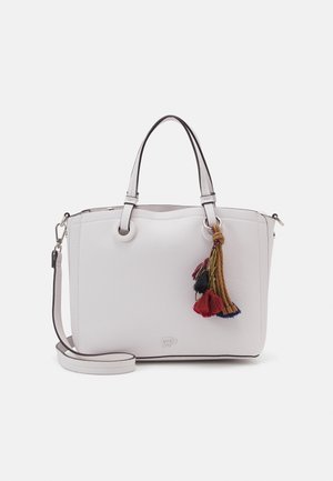 Borsa a tracolla in pelle bianca con doppio manico e tracolla removibile, decorata con pompon multicolori appesi a un manico.
