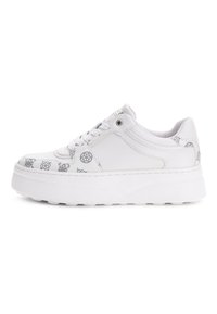 Sneakers bianchi con una tomaia texturizzata e motivi grigi, punta rotonda e una suola spessa bianca. Incluse anche le stringhe e i dettagli laterali.