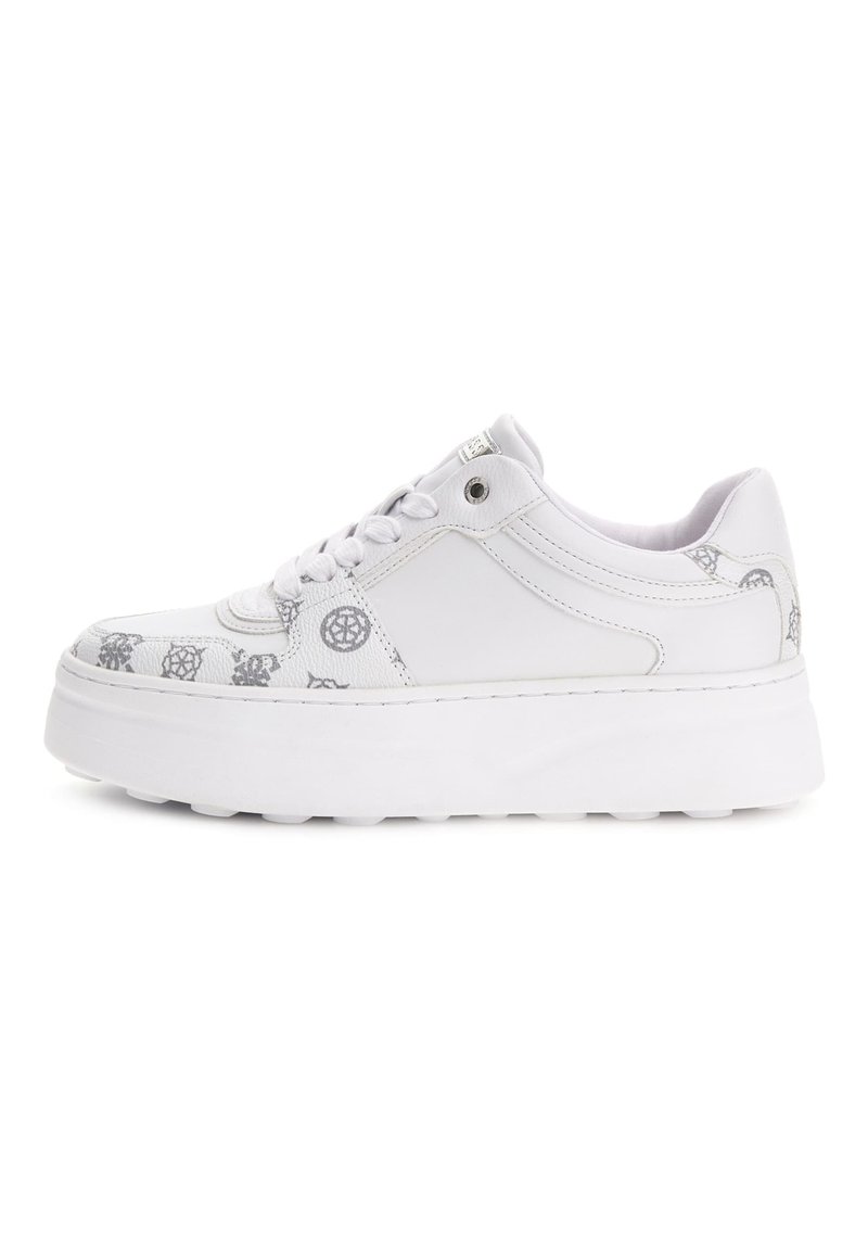 Sneakers bianchi con una tomaia texturizzata e motivi grigi, punta rotonda e una suola spessa bianca. Incluse anche le stringhe e i dettagli laterali.