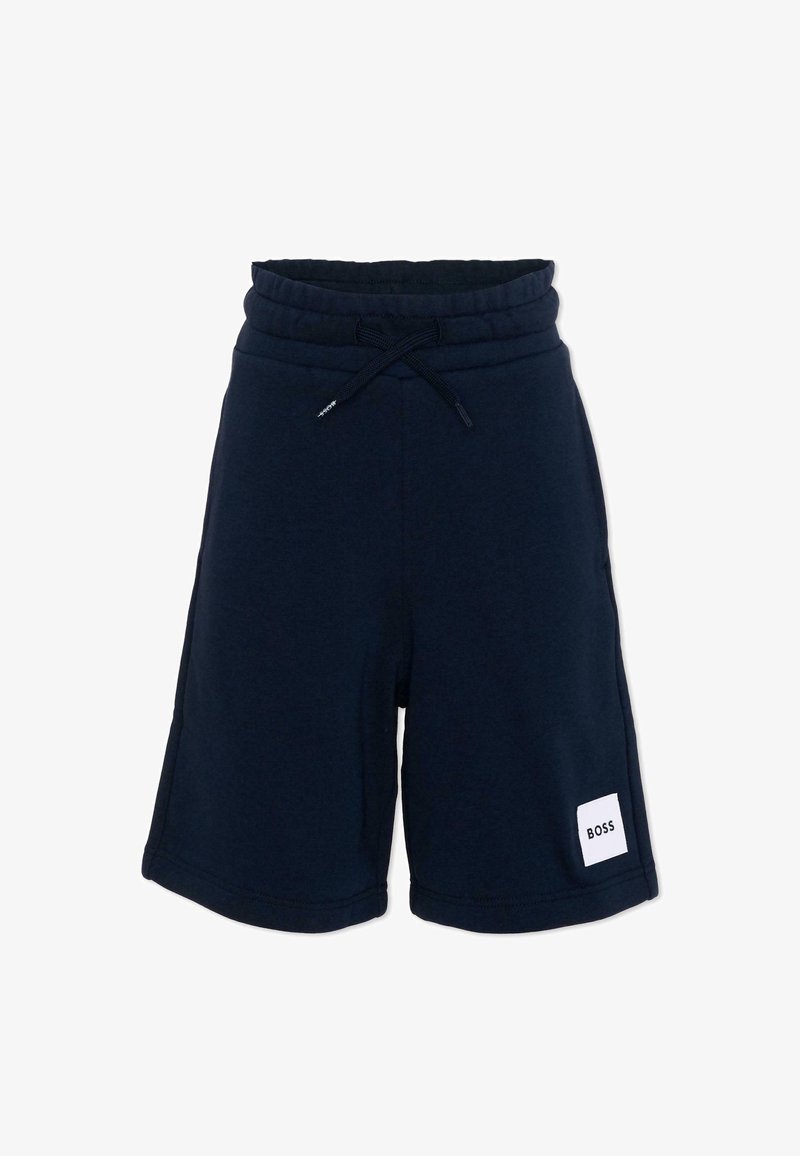 Shorts bleu marine longueur genoux avec taille élastique et cordon de serrage, avec un logo en patch blanc indiquant "BOSS" sur la jambe gauche.
