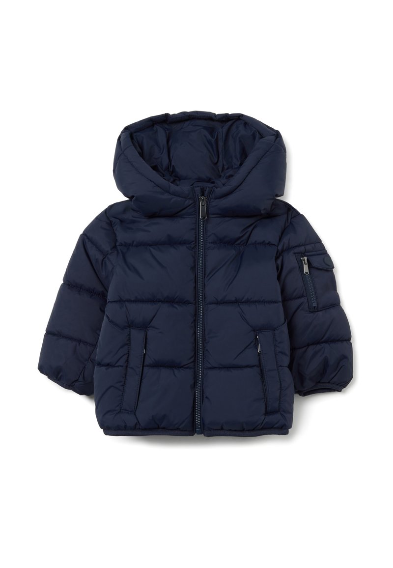 Giacca puffer blu navy con cappuccio, chiusura con zip frontale e due tasche laterali. Caratterizzata da una texture trapuntata e una piccola tasca con zip sulla manica.