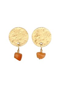 Boucles d'oreilles circulaires dorées avec une surface texturée, présentant une petite pierre orange suspendue à chaque cercle.